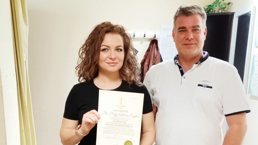 AcuPiercing-képesítésem Aranyi Csaba (jobbra) mentoráltjaként - Dr. Pálfy Adrienn fotója